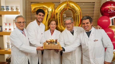 Los tres hermanos Fuertes, José, Tomás y Juana- junto al embajador de la marca Carlos Alcaraz y su padr