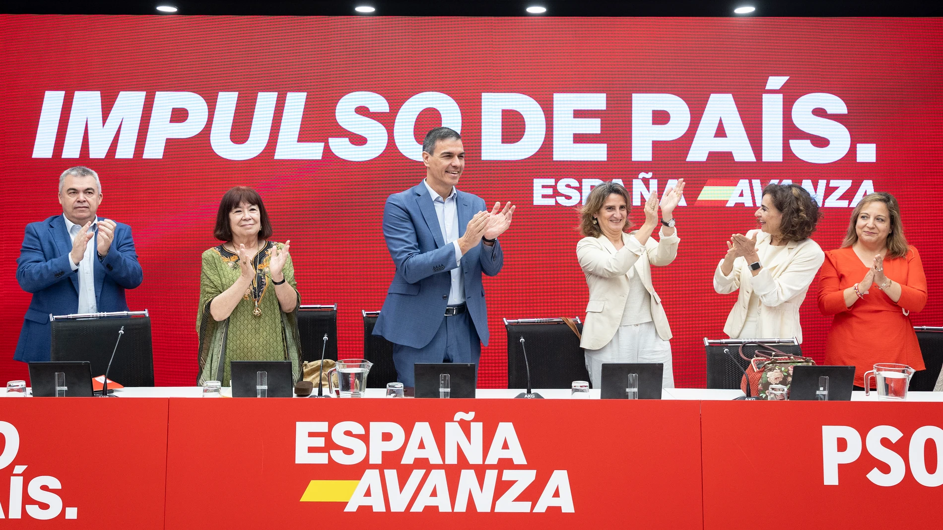 MADRID, 10/06/2024.- El secretario general del PSOE y presidente del Gobierno, Pedro Sánchez, preside la reunión de la Comisión Ejecutiva del partido, este lunes en Madrid tras las elecciones europeas del 9-J. Junto a él, (i a d), Santos Cerdán, Cristina Narbona, Teresa Ribera, María Jesús Montero e Iratxe García. EFE/ PSOE / SOLO USO EDITORIAL/SOLO DISPONIBLE PARA ILUSTRAR LA NOTICIA QUE ACOMPAÑA (CRÉDITO OBLIGATORIO)