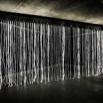 Cascade (2022) es una instalación del artista Marc Vilanova