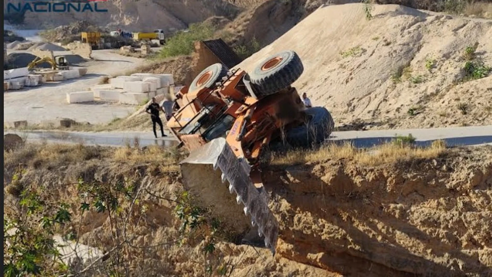 La excavadora ya volcada