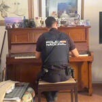César, el Policía Nacional que calmó a una anciana tocando el piano tras sufrir un robo 