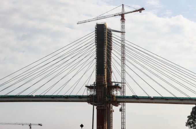 Continúan las obras de ampliación del Puente del Centenario en Sevilla