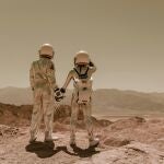 Foto de stock simulando el viaje turístico de una pareja a Marte