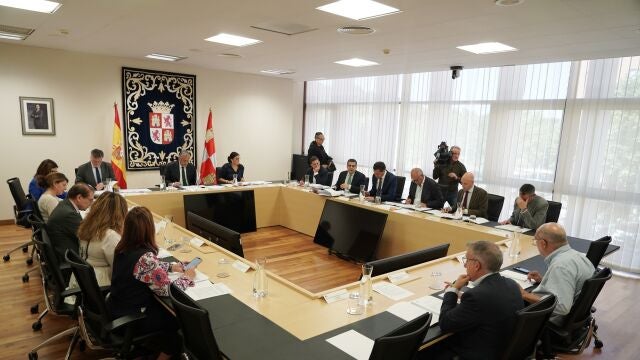 Carlos Pollán preside la reunión de la Junta de Portavoces en las Cortes