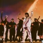 Fotografía cedida por Coachella del cantante Peso Pluma durante el festival en Indio (EE. UU).