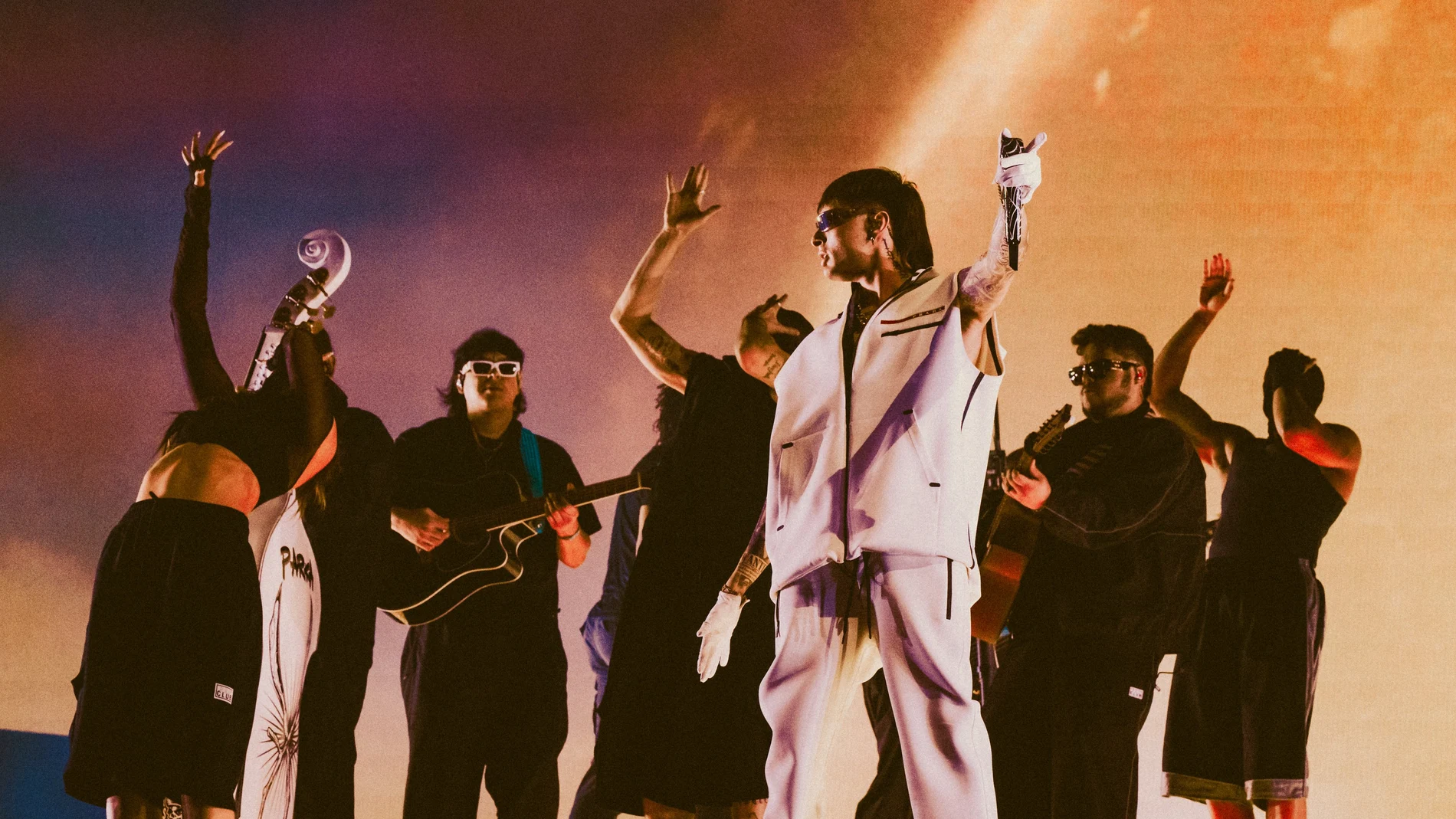 Fotografía cedida por Coachella del cantante Peso Pluma durante el festival en Indio (EE. UU).