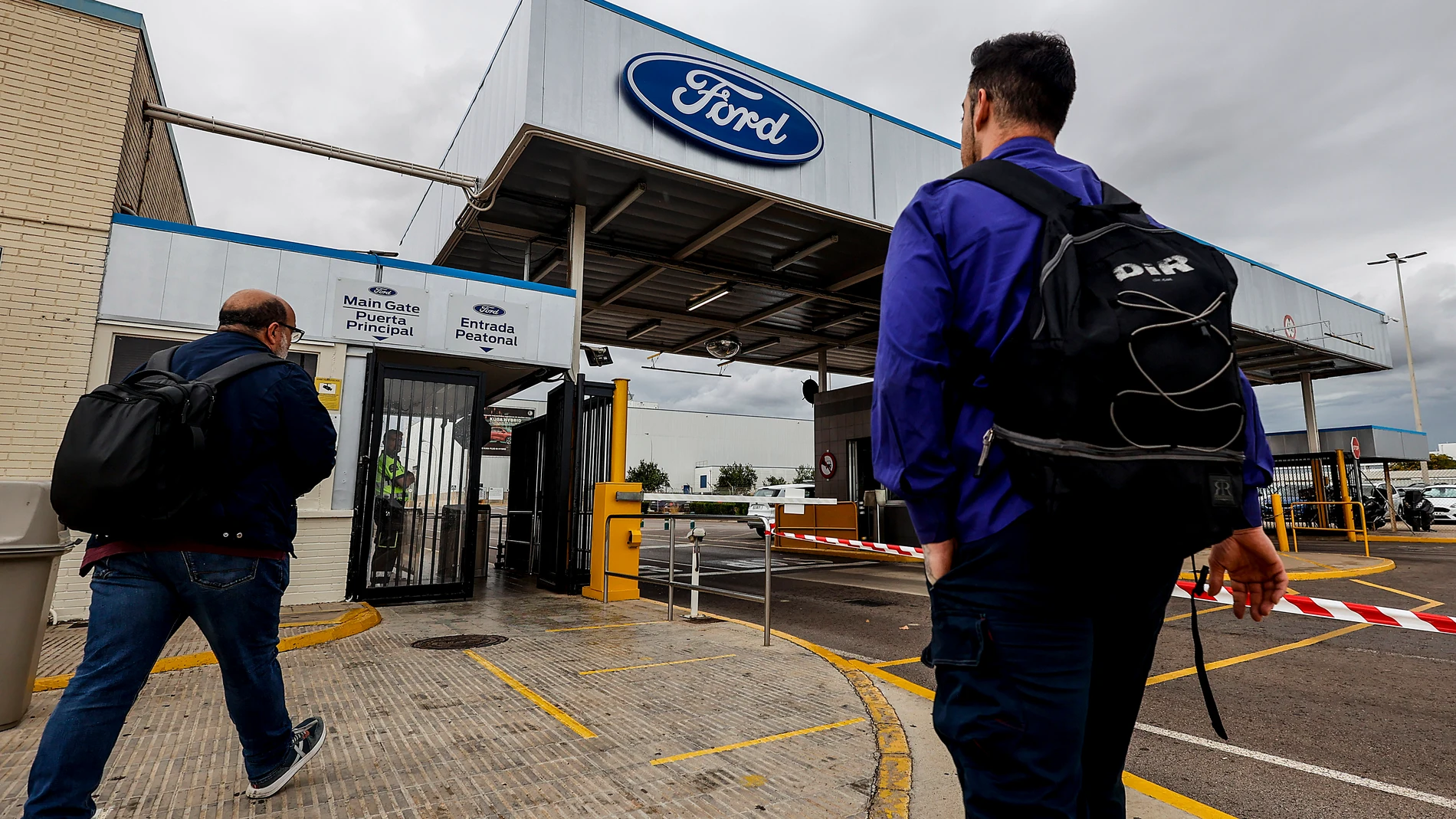Dos trabajadores en la fábrica de Ford, a 12 de junio de 2024, en Almussafes, València, Comunidad Valenciana (España). La dirección de la fábrica de Ford en Almussafes (Valencia) ha trasladado a los sindicatos que el nuevo Expediente de Regulación de Empleo (ERE) en la factoría afectará a 1.622 trabajadores, de los que 626 serían bajas incentivadas con carácter definitivo y 996 serían despidos objetivos con preferencia de recontratación en 2027, año en el que está previsto el lanzamiento del ...