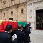 Llegada del féretro de Manuel Clavero Arévalo a el Parlamento de Andalucía, donde se ha instalado la Capilla Ardiente, a 15 de junio del 2021 en Sevilla