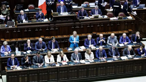 Italia.- Un diputado de la Liga italiana golpea en la cabeza a otro del M5S en la Cámara de Diputados