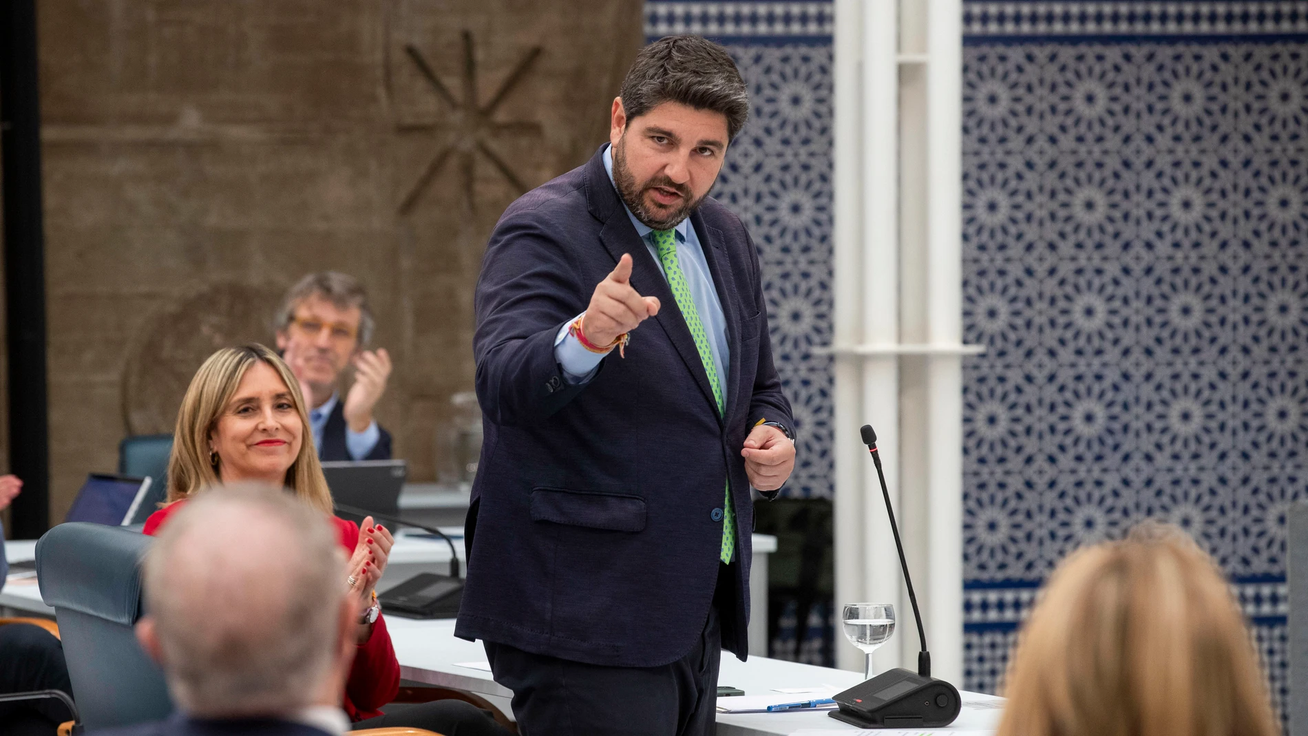 CARTAGENA (MURCIA), 12/06/2024.- El presidente de la Comunidad de Murcia, Fernando López Miras (c), responde al portavoz del PSOE, Pepe Vélez (i), este miércoles en el pleno de la Asamblea Regional de Murcia de preguntas orales al presidente del consejo de gobierno. EFE/Marcial Guillén