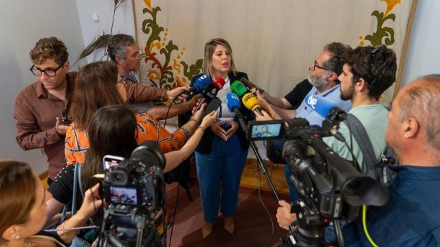 La alcaldesa de Cartagena, Noelia Arroyo, atiende a los medios de comunicación