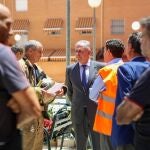 El alcalde José Luis Sanz ha visitado Pino Montano para interesarse por los vecinos y el dispositivo tras el incendio