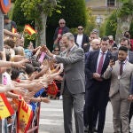 Felipe VI saluda a los vecinos de Villafranca del Bierzo que se han acercado a la inauguración de la muestra de Las Edades del Hombre, en presencia de Mañueco