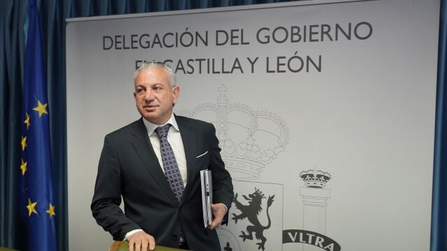 El delegado del Gobierno en Castilla y León, Nicanor Sen, presenta las últimas actuaciones del Ministerio de Transportes para mejorar y rehabilitar el firme de autovías y carreteras en la Comunidad, y realiza un balance de las inversiones, por provincias, que el Gobierno de España ha llevado a cabo en los últimos años.