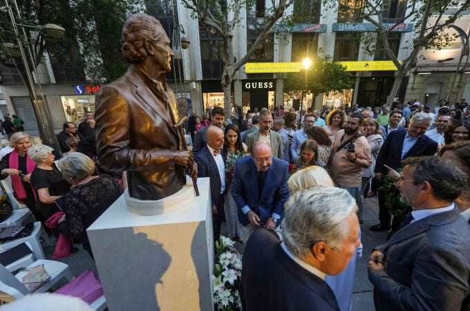 Ayuntamiento de Córdoba inaugura busto dedicado al escritor Antonio Gala