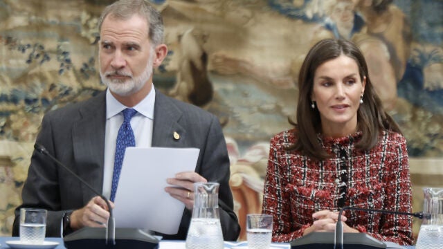 La Reina Letizia en una reunión junto al Rey Felipe.