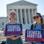 Varias activistas proaborto protestan frente al Tribunal Supremo de EE UU, en Washington