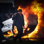 Manifestantes y policías chocan frente al Senado mientras debate proyecto clave de Milei