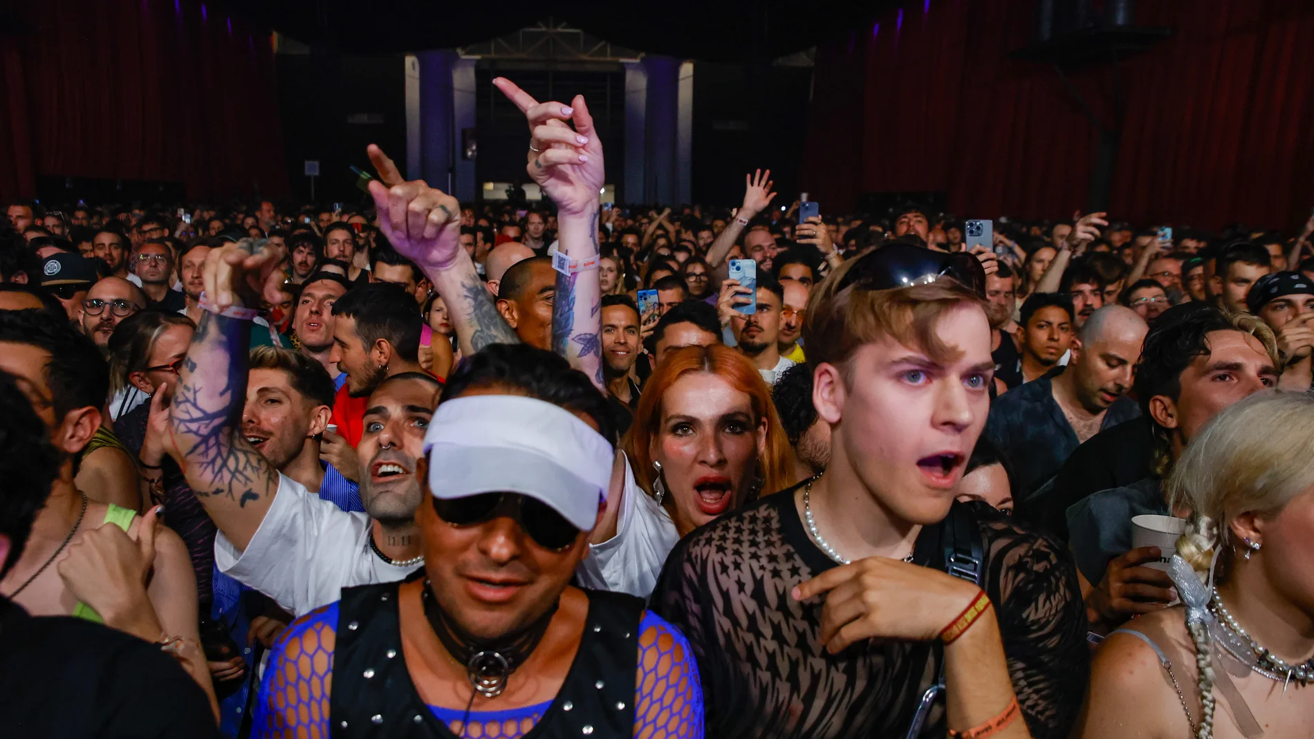 Decenas de personas durante el primer día del Festival Sónar, en la Fira de Barcelona, a 13 de junio de 2024, en Barcelona, Catalunya (España). El Festival Sónar inicia este jueves una nueva edición en que los franceses Air serán el principal cabeza de cartel con un concierto el viernes en el que rememorarán su icónico disco 'Moon Safari'. El Sónar reunirá en Barcelona a artistas como Paul Kalkbrenner, Charlotte de Witte, Sevdaliza, Jessie Ware, Kaytranada, Laurent Garnier, Vince Staples, Fol...