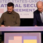 Joe Biden y Volodimir Zelenski firman el acuerdo en Savelletri (Italia)