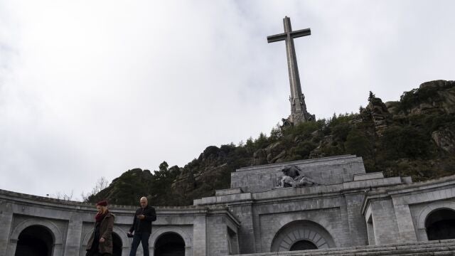 Escalinata de acceso a la explanada frente a la Basílica de la Santa Cruz del Valle de los Caídos