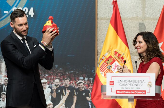 Isabel Díaz Ayuso aplaude a Rudy Fernández