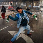 Manifestantes y policías chocan frente al Senado mientras debate proyecto clave de Milei