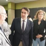 El consejero Suárez-Quiñones conversa con Enrique Cabero en presencia de María Pardo