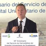 El presidente de Castilla-La Mancha, Emiliano García-Page, durante el acto de 40 aniversario del servicio de hemodiálisis del Hospital de Guadalajara