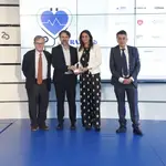 Marta del Olmo y el doctor Javier Arcos recogen el galardon de la mano de Francisco Marhuenda y Sergio Alonso