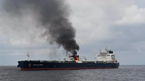 O.Próximo.- El buque griego 'Tutor' queda a la deriva en el mar Rojo tras sufrir un ataque de los hutíes