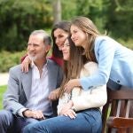 Fotografías de los Reyes Felipe y Letizia, junto a sus hijas, la princesa Leonor y la infanta Sofía, realizadas por el equipo fotográfico de la Casa de S.M. el Rey en los Jardines del Moro del Palacio Real, con motivo del vigésimo aniversario del enlace matrimonial de los Reyes que se cumplirá el próximo día, 22 de mayo. 