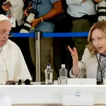El Papa junto a la primera ministra de Italia durante la cumbre del G7