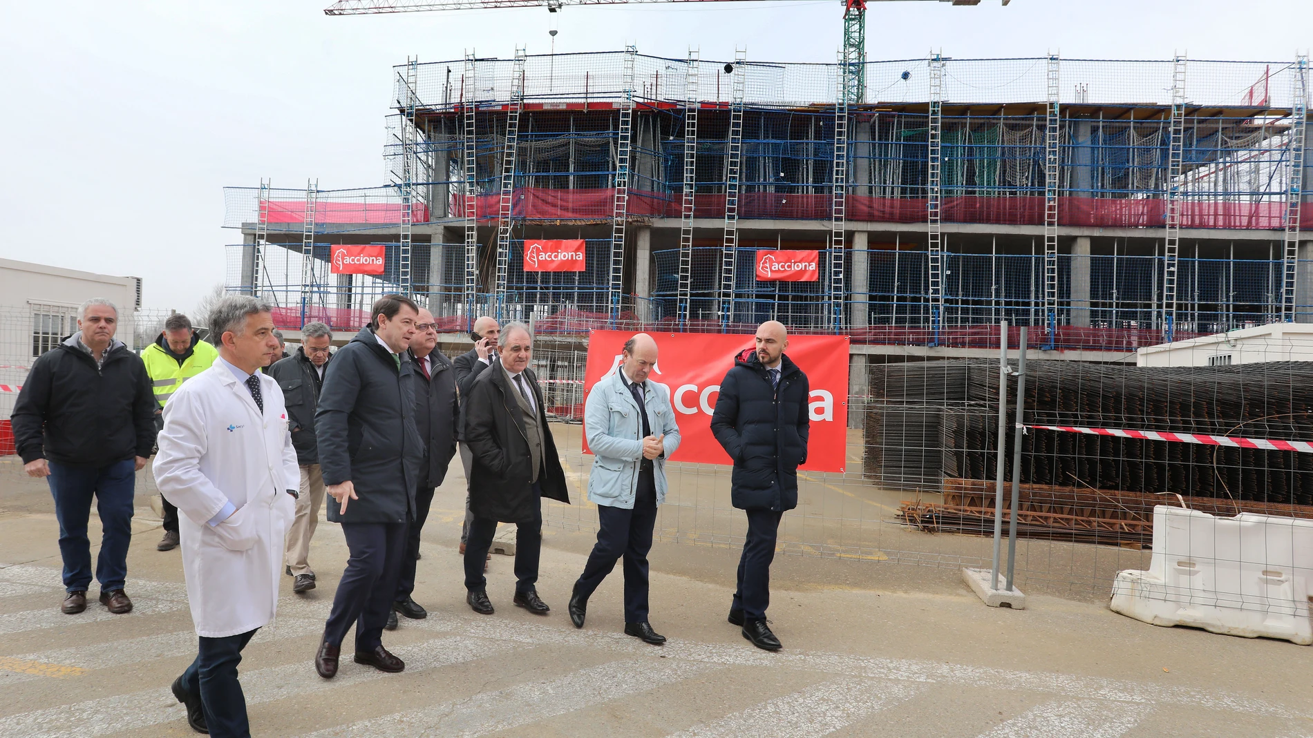 Mañueco, durante una visita a las obras del Complejo Asistencial Universitario de Palencia junto al consejero Alejandro Vázquez