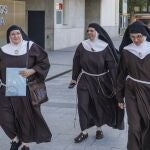 La madre superiora del convento de Belorado, Sor Isabel de la Trinidad, y tres monjas del convento de Belorado salen del juzgado de Burgos este viernes. El Arzobispado de Burgos ha requerido formalmente a Pablo de Rojas, fundador de la Pía Unión Sancti Pauli Apostoli, y a José Ceacero que abandonen el monasterio de Belorado (Burgos) donde se hallan acompañando a las monjas clarisas desde que éstas anunciaron el 13 de mayo que abandonaban la Iglesia católica. 