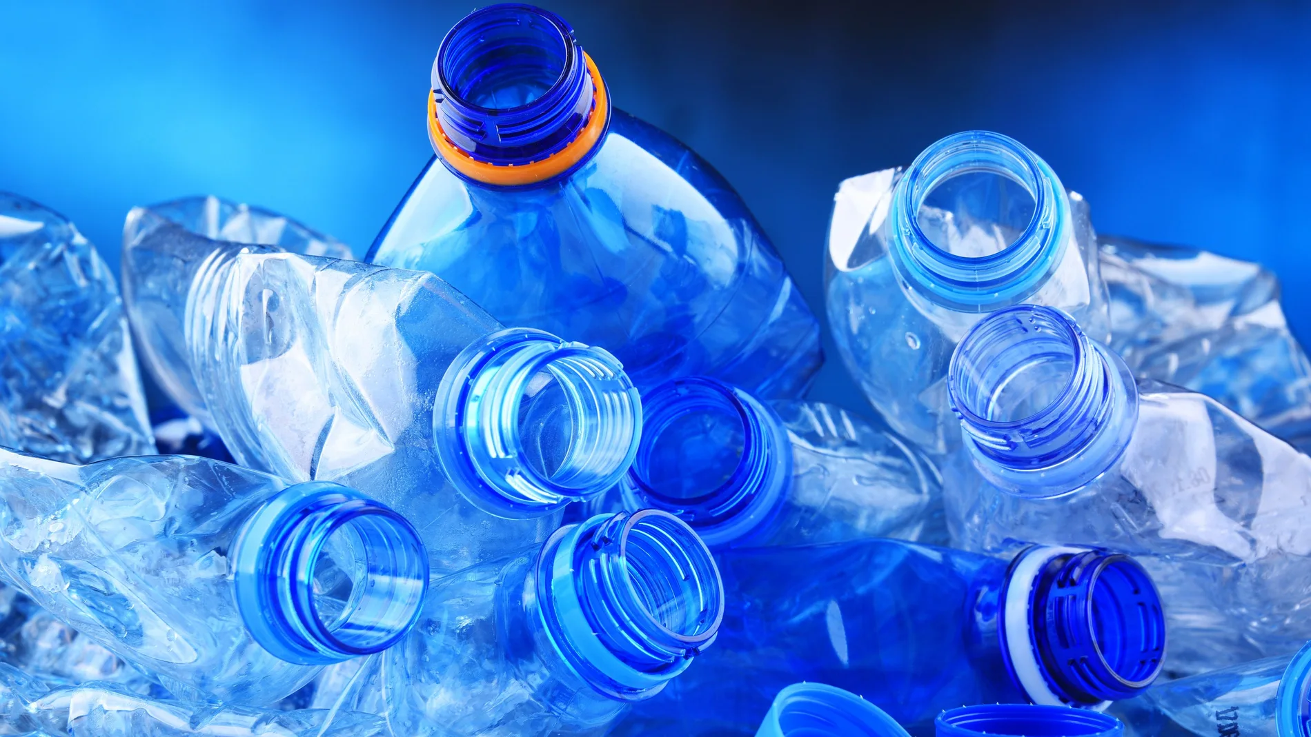 Botellas vacías de bebidas carbonatadas. Desperdicios plásticos. Composición con botellas de agua mineral vacías. Desperdicios plásticos