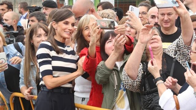 La reina Letizia haciéndose fotos con la gente