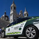 Una patrulla, frete a la Catedral de La Almudena