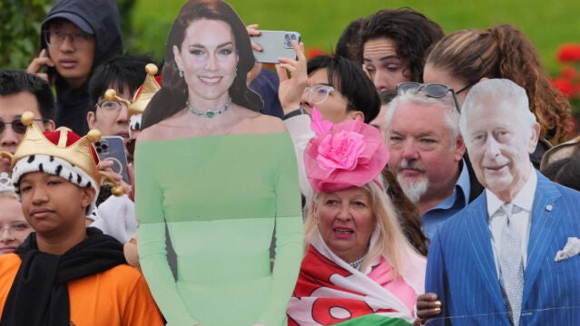 Kate Middleton y Carlos III en su versión de cartón piedra