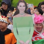 Kate Middleton y Carlos III en su versión de cartón piedra