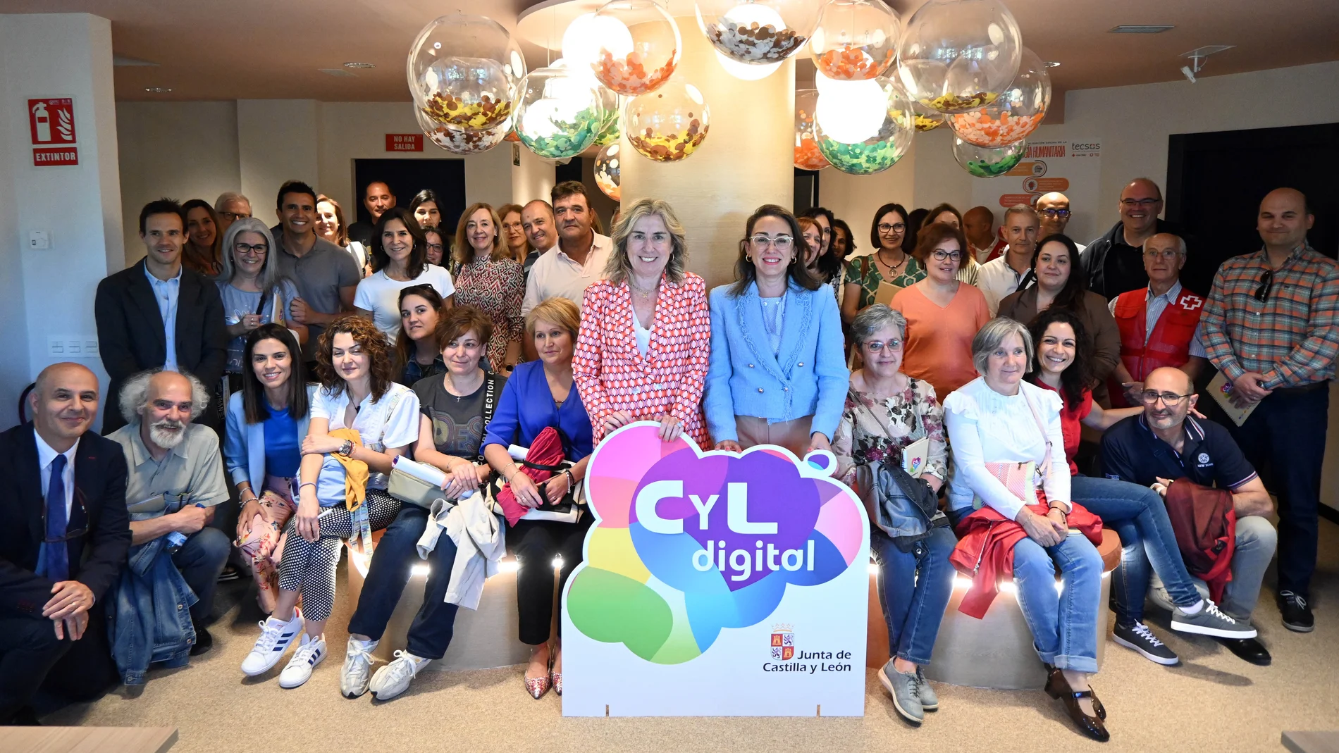 González Corral y Rosa Urbón junto a dinamizadores digitales en el espacio Innoveas de Cruz Roja