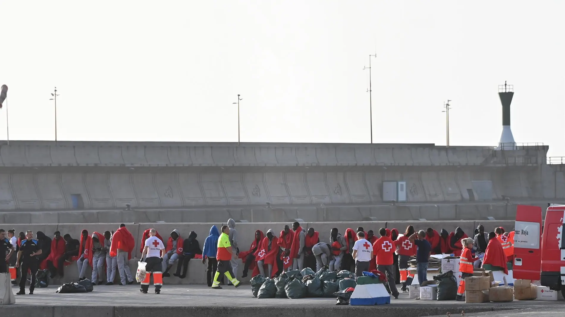 El número de menores migrantes solos y jóvenes extutelados con residencia crece un 33% en dos años hasta los 15.045