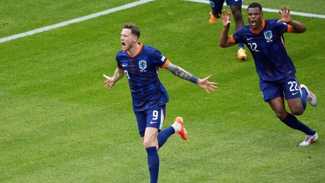Wout Weghorst celebra el segundo gol de Países Bajos ante Polonia