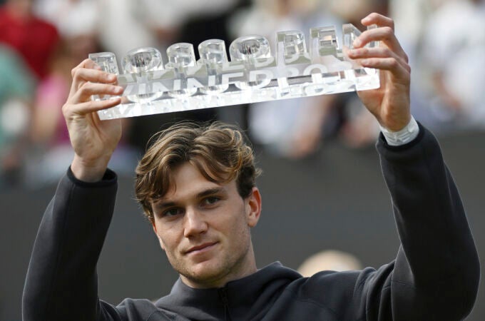 Jack Draper, con el trofeo de campeón en Stuttgart