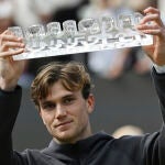 Jack Draper, con el trofeo de campeón en Stuttgart