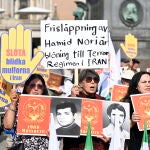 Exiliados iraníes protestan frente a la sede del Ministerio de Exteriores sueco por la puesta en libertad de Hamid Noury