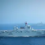Dos buques de asalto anfibio Tipo 075 de la Armada del EPL, el Guangxi y el Hainan, navegan en formación en una región marítima no revelada en 2022.