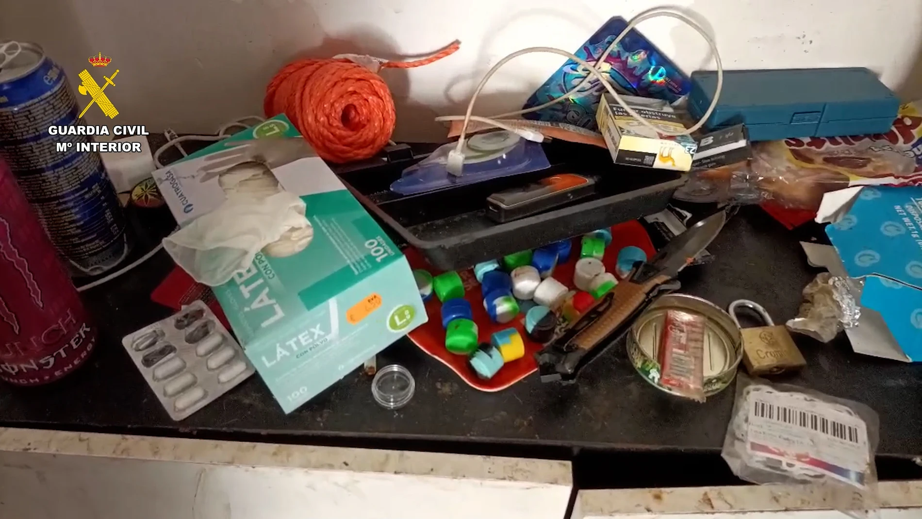ALICANTE, 17/06/2024.- La Guardia Civil de Alicante ha detenido a diez personas e investigado a otras dos acusadas de vender a través de un canal de chat "una peligrosa mezcla de sustancias estupefacientes con medicamentos de tipo psiquiátrico" en bolsas de golosinas a jóvenes y menores de edad, en el marco de una investigación iniciada a raíz de varios casos de intoxicación por su consumo, según ha informado el cuerpo. El instituto armado estima que este grupo podría estar actuando desde el ...