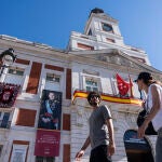 La Comunidad de Madrid engalana la fachada de la Real Casa de Correos en el décimo aniversario de la proclamación del Rey