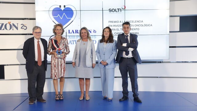 Eva María Ciruelos Gil, con el premio, junto a Francisco Marhuenda, Mar Fuentes y Sergio Alonso